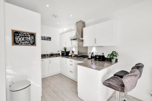 Foxherne 6 Bdrm, 3BA Hse -17