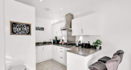 Foxherne 6 Bdrm, 3BA Hse -17