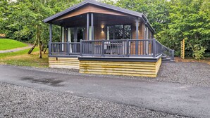 Un petit bâtiment d’un seul étage, doté d’un porche et d’une allée gravillonnée.