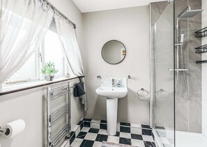 Bathroom - A luxury three bedroom cottage perfect for families. (Bridgnorth)