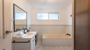 Bathtub - Beach Lane - Lifestyle Yamba (YAMBA)