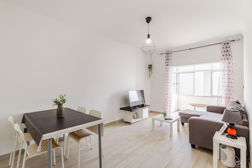 Appartement de vacances "Sleeptubal Hébergement Moderne" avec balcon et Wi-Fi