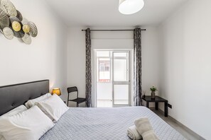 2 bedrooms, iron/ironing board, free WiFi, bed sheets - Vacation Apartment “Sleeptubal Modern Accommodation” with Balcony & WiFi (Baixa da Banheira)