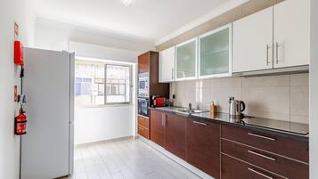 Refrigerador, microondas, horno, placa de cocina