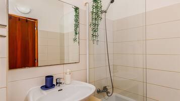 Een bad, een haardroger, handdoeken