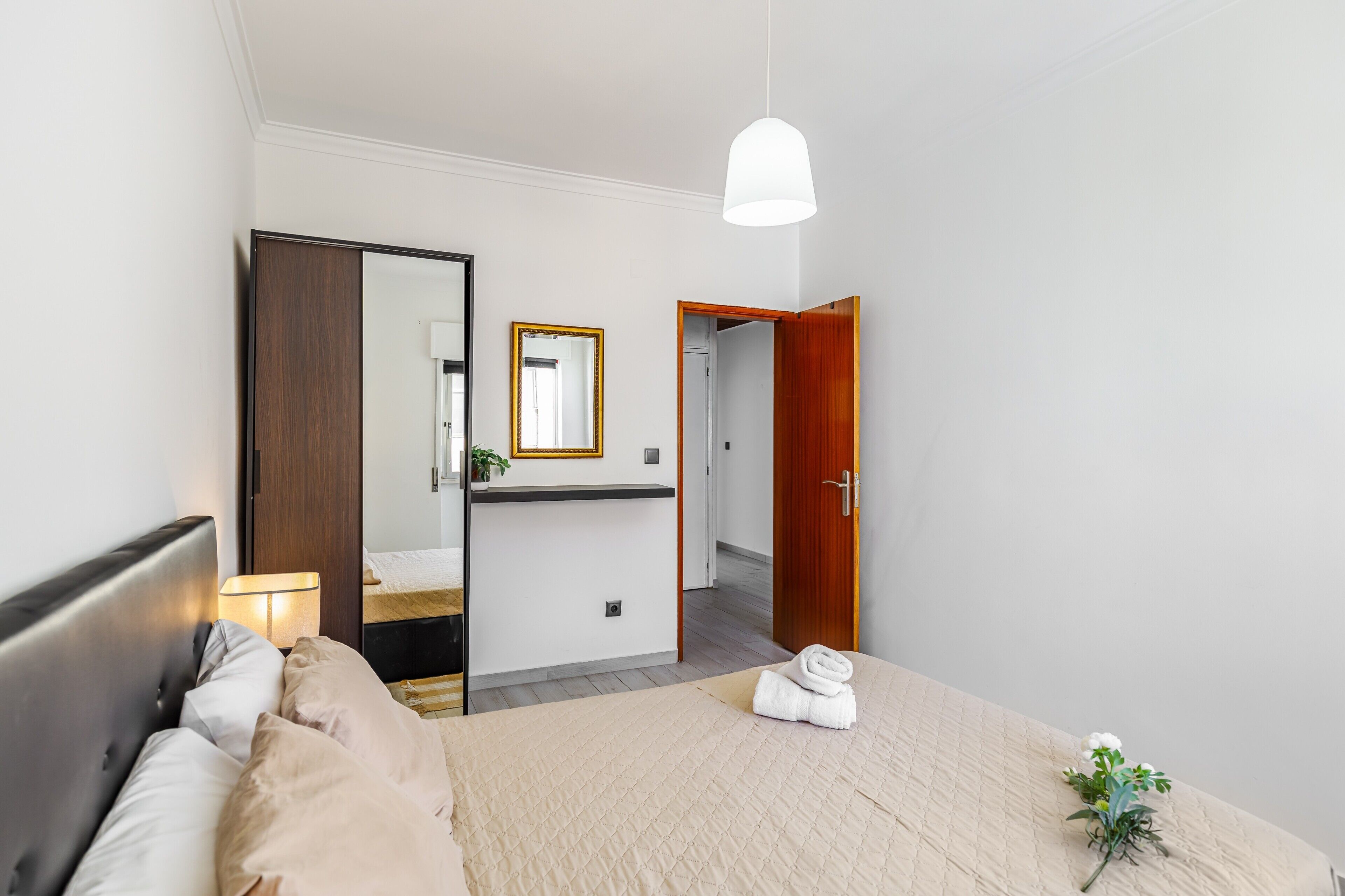 2 habitaciones, tabla de planchar con plancha y wifi gratis 