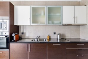 Jääkaappi, mikroaaltouuni, uuni, liesi