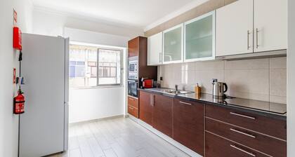 Appartement de Vacances "Sleeptubal Hébergement Moderne" avec Balcon & Wi-Fi