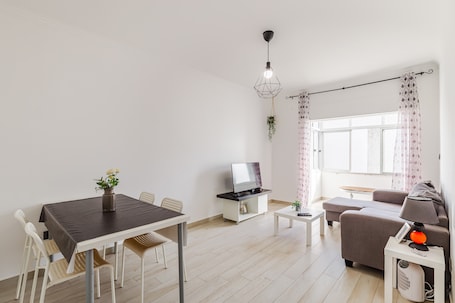 テレビ. Vacation Apartment “Sleeptubal Modern Accommodation” with Balcony & WiFi