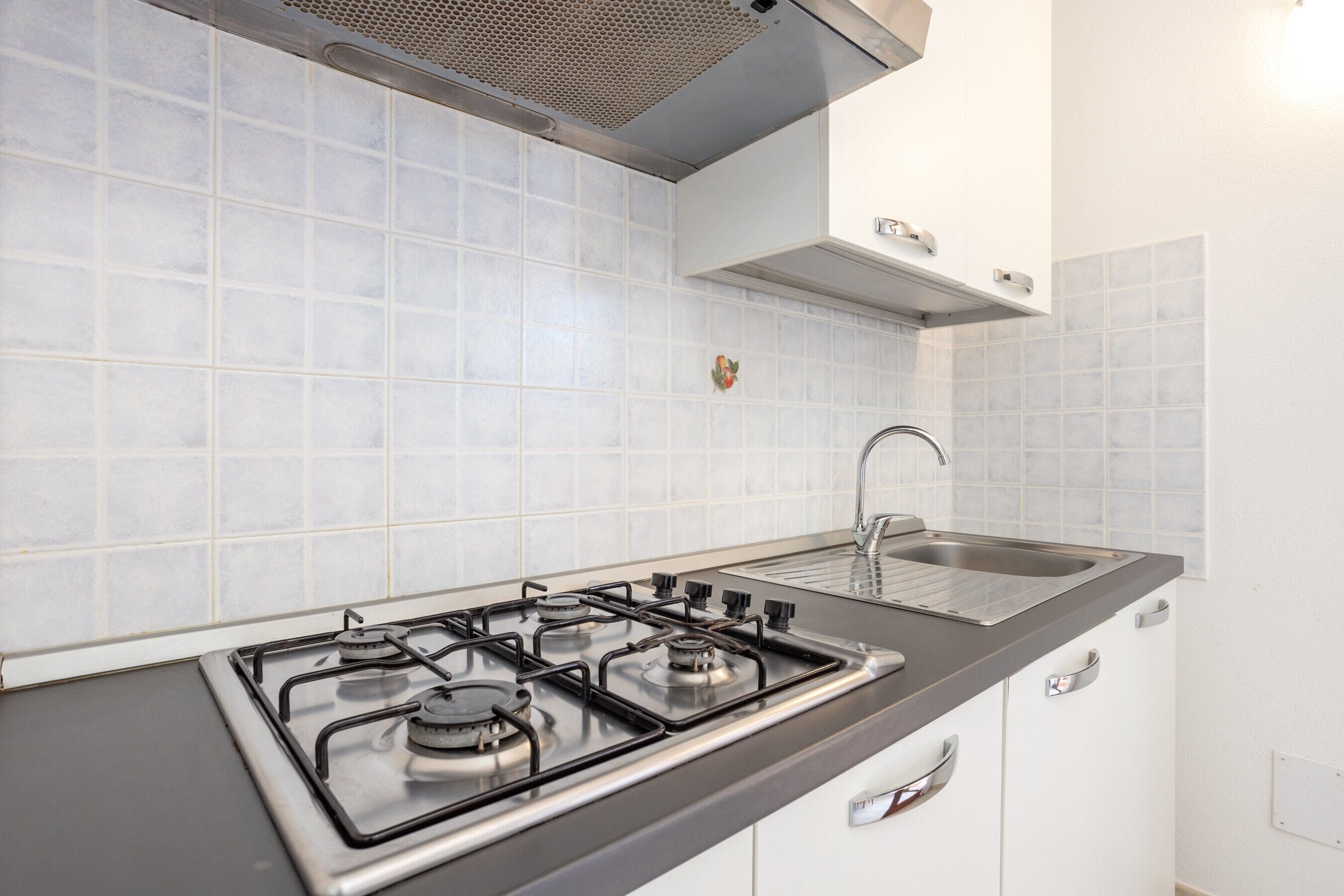 Refrigerador, horno, parrilla de estufa y cafetera y tetera 