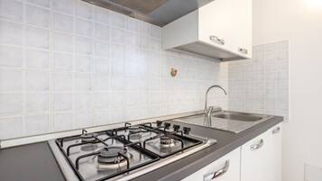 Refrigerador, horno, parrilla de estufa y cafetera y tetera