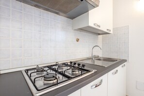 Refrigerador, horno, parrilla de estufa y cafetera y tetera 
