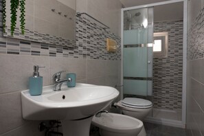 Een douche, een haardroger, handdoeken