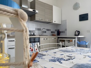 Jääkaappi, uuni, liesi, kahvin-/teenkeitin