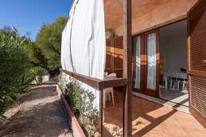 Outdoor dining - Holiday Home "Casa OriMar 419" with Shared Pool and Wi-Fi (Badesi)