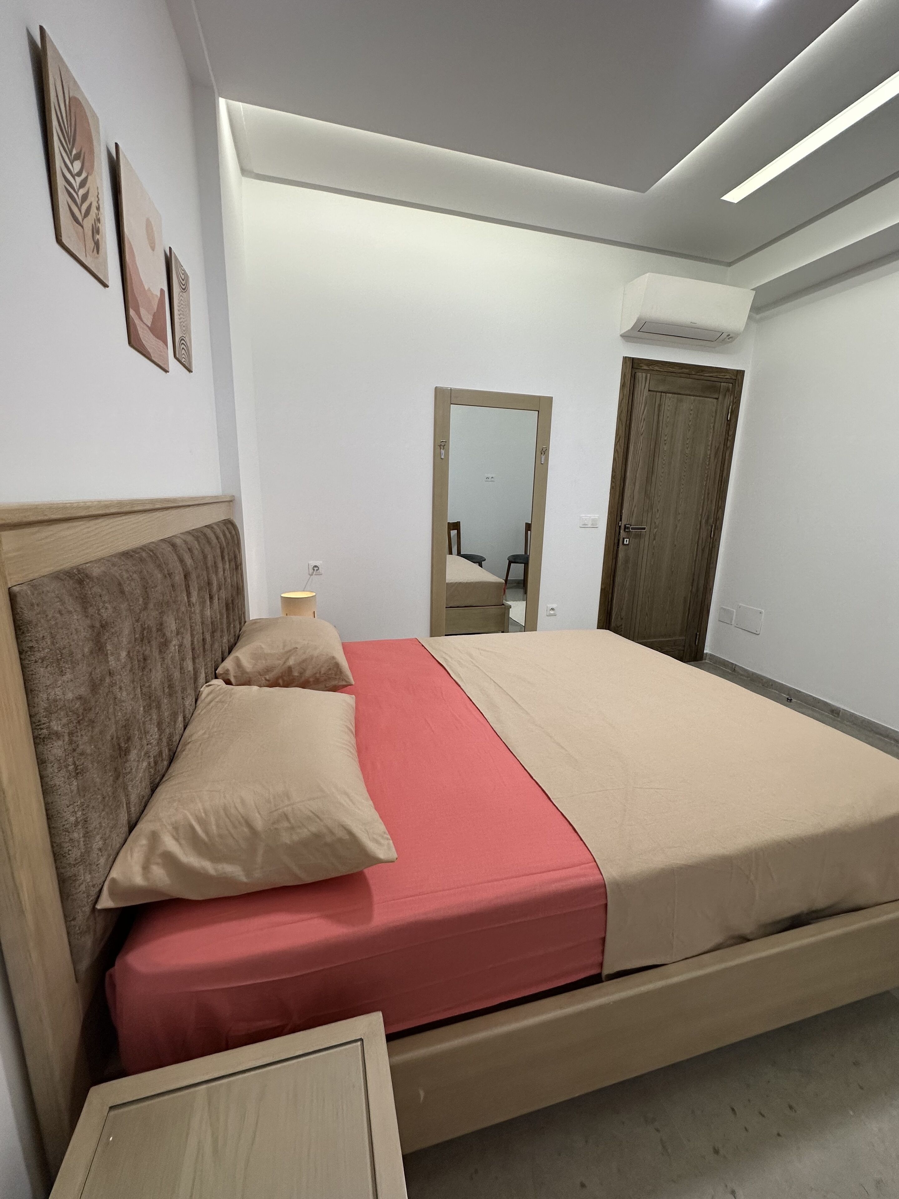 2 bedrooms, desk, iron/ironing board, WiFi