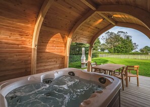 Outdoor dining - Hive and Spruce Burrow (Frome)