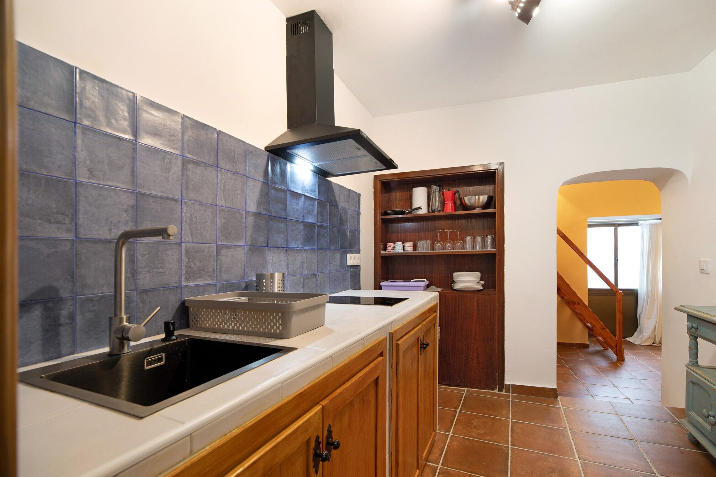 Réfrigérateur, micro-ondes, plaque de cuisson, cafetière/bouilloire