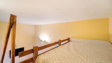 1 chambre, fer et planche à repasser, draps fournis