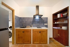 Réfrigérateur, micro-ondes, plaque de cuisson, cafetière/bouilloire