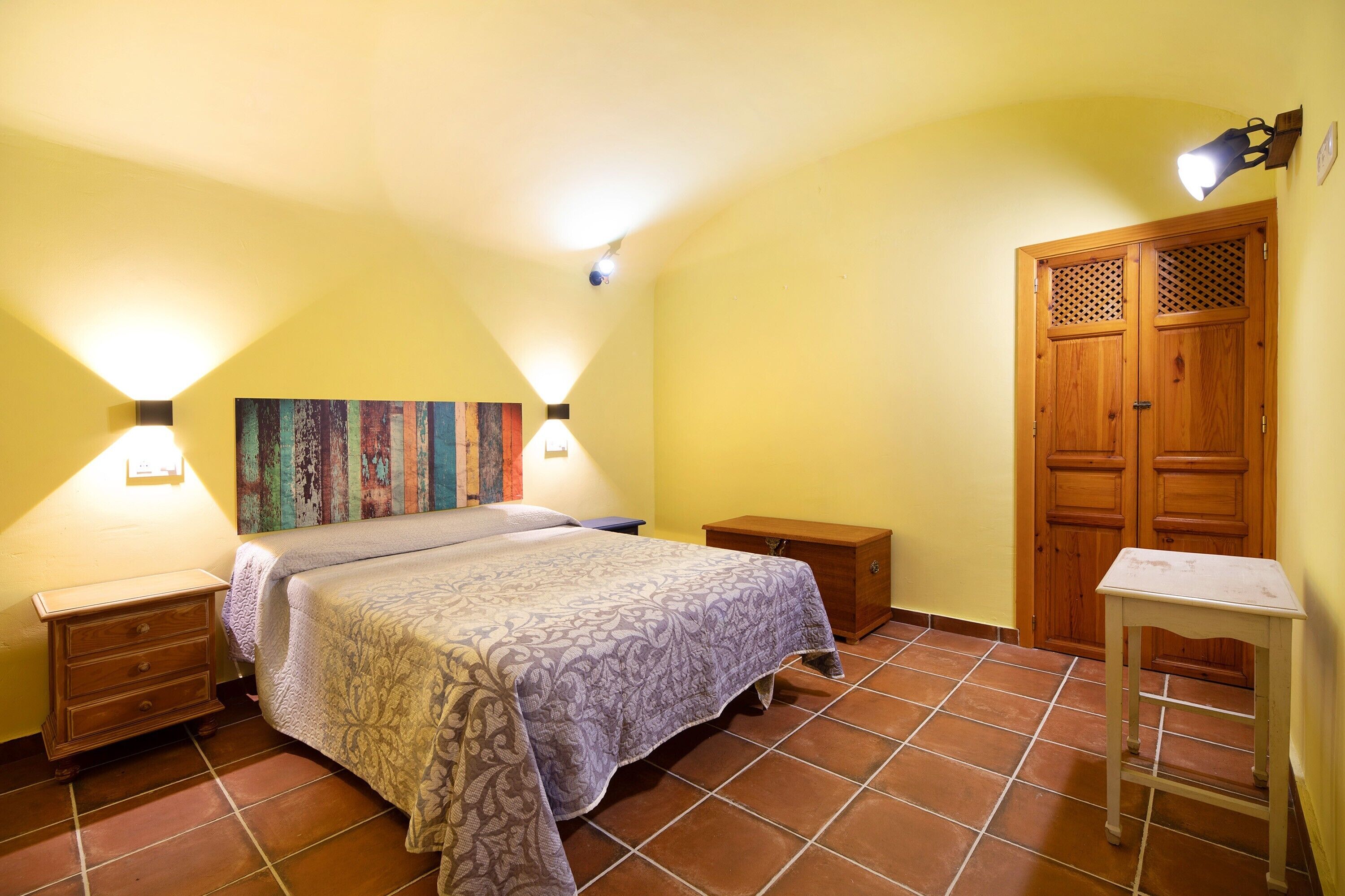 1 chambre, fer et planche à repasser, draps fournis