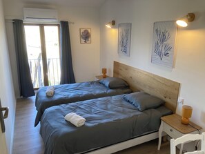 4 quartos, escrivaninha, ferros/tábuas de passar roupa, berço de viagem
