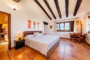 5 bedrooms, iron/ironing board, free WiFi, bed sheets