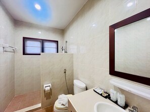 Regadera, regadera tipo lluvia, secadora de cabello, toallas 