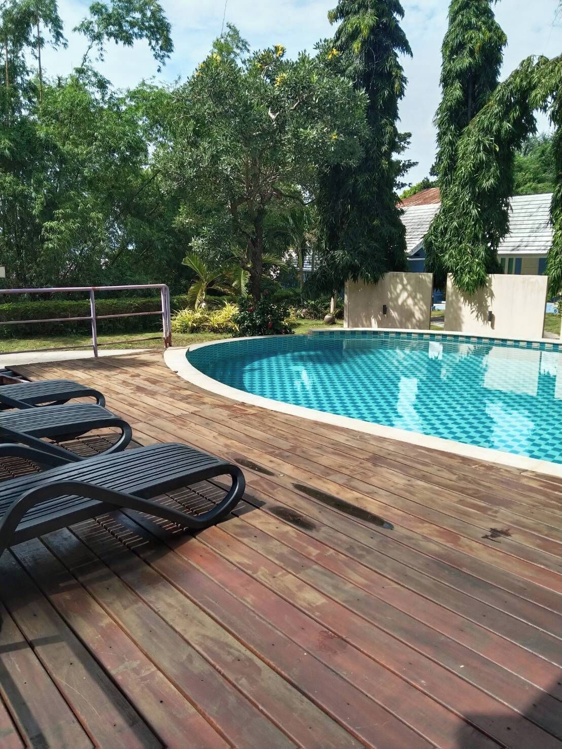 สระว่ายน้ำในร่ม, สระว่ายน้ำกลางแจ้ง