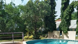 A swimming pool with a wooden deck and lounge chairs. - Samui Tonggad Resort (Koh Samui)