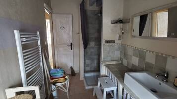 Douche, sèche-cheveux, serviettes fournies