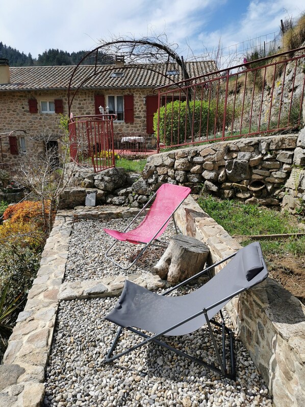 Property grounds - Vacation Home "Le Bramefont" with Private Terrace, Shared Garden & Wi-Fi (Dornas)