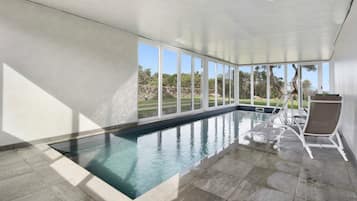 Una piscina techada, una piscina climatizada