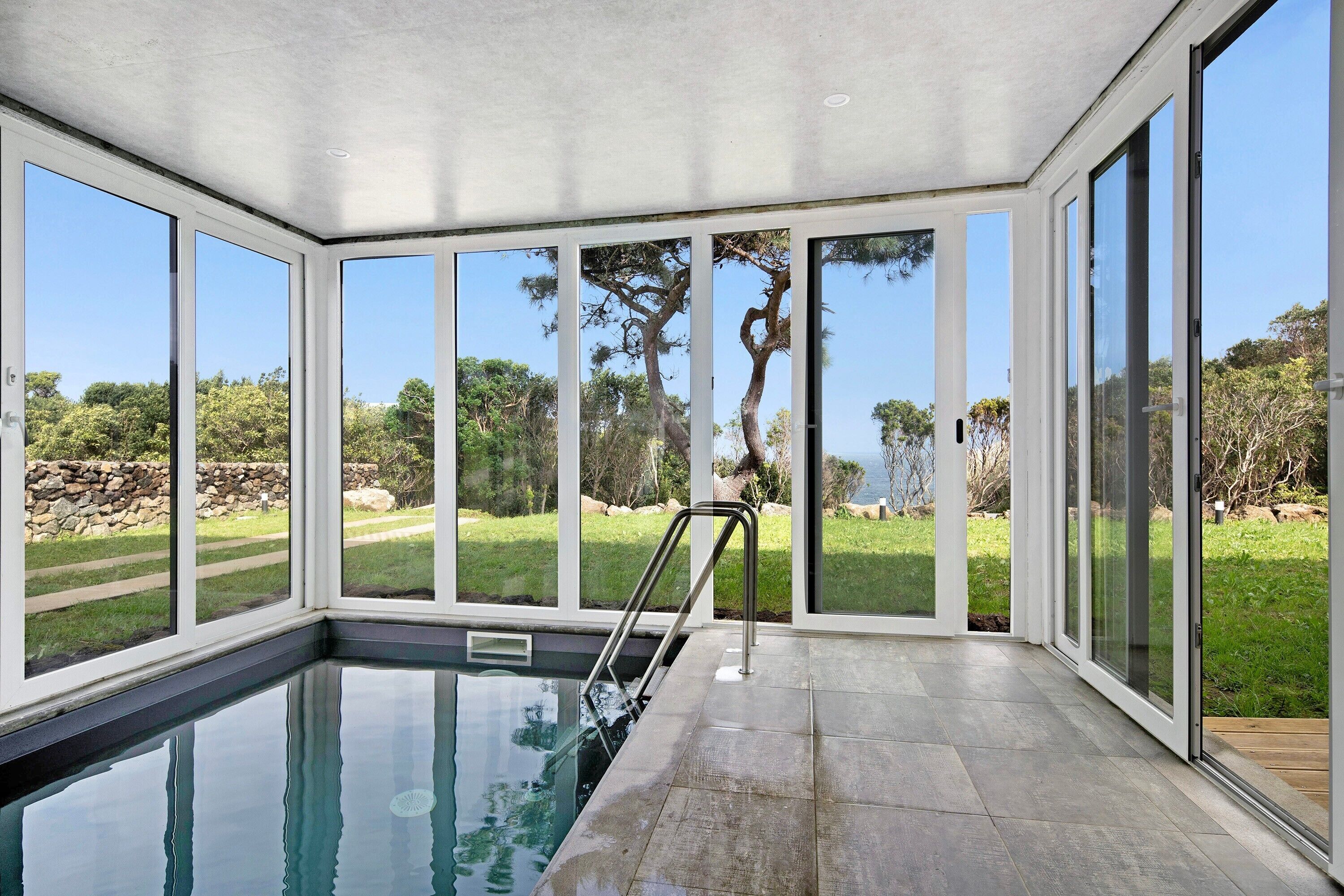 室内游泳池，恒温泳池