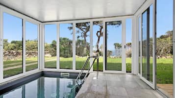 Una piscina techada, una piscina climatizada