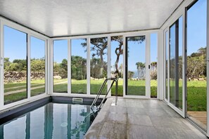 Innendørsbasseng og et oppvarmet basseng