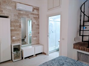 Chuveiro, secador de cabelo, toalhas de banho, sabonete