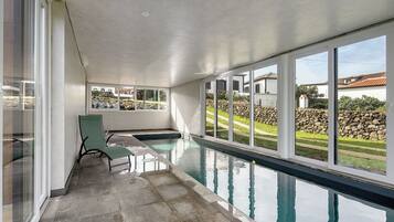 Alberca techada y alberca climatizada