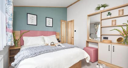Spacious and luxury lodge with TV/Freeview.