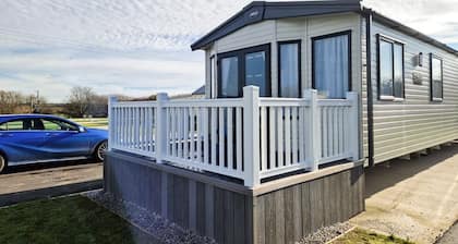 Spacious and luxury lodge with TV/Freeview.