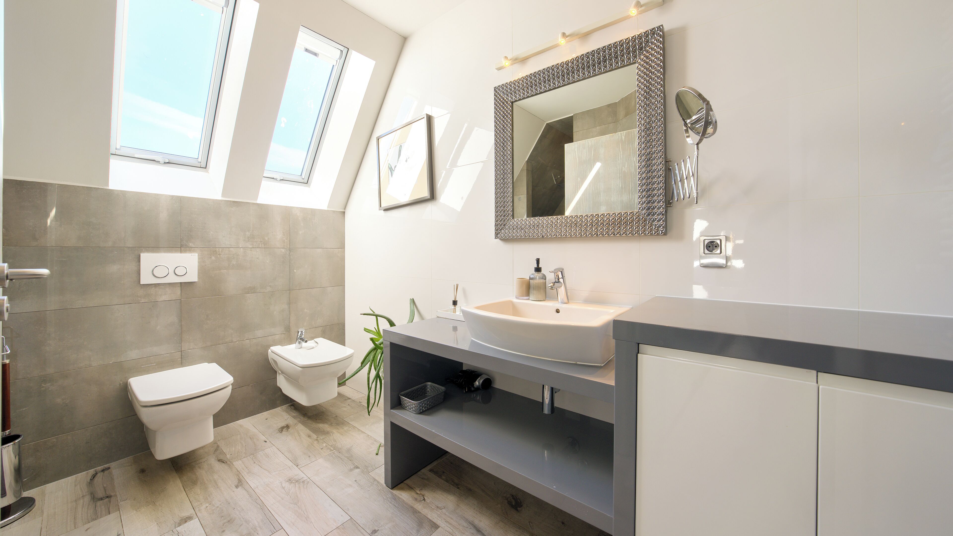 Appartement (15) | Badkamer | Een douche, handdoeken