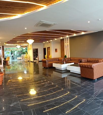 Lobby lounge. SPT Clarks Inn Suite Mandi