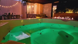 A swimming pool with a green tint, surrounded by a lounge area with chairs and a table. - Luxury 4 /jacuzzi/terrace/private/cerca Al Poblado (Medellín)