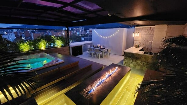 A rooftop terrace with a pool, seating area, and a fire feature. - Luxury 4 /jacuzzi/terrace/private/cerca Al Poblado (Medellín)