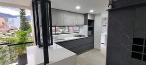 Refrigerador, microondas, horno y cafetera y tetera 