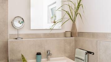 Haartrockner, Handtücher, Seife, Shampoo