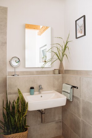 Haartrockner, Handtücher, Seife, Shampoo