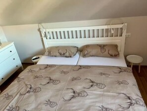 2 bedrooms, travel cot, WiFi, bed sheets