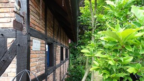 Il s’agit d’un bâtiment traditionnel, avec des murs en briques apparentes et une charpente en bois noir. Une enseigne indique les noms « Klein Moritz » et « Wiesengrund ».