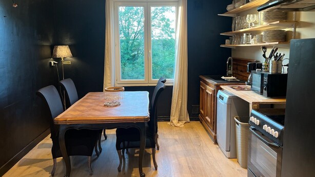 A modern kitchen with a dining table, chairs, and a window. - Chez Caroline Ingalls (Gavray-sur-Sienne)